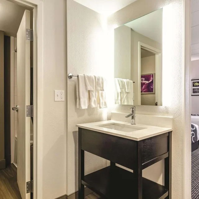 غرفة ديلوكس بسريرين كوين، La Quinta Inn and Suites by Wyndham Warwick Providence Airport 5/5