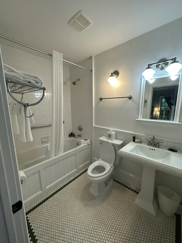 غرفة بسرير كوين، Buttermilk Falls Inn 2/2