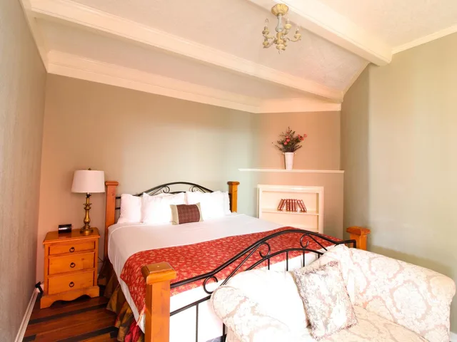 جناح بإطلالة على الحديقة مع أريكة، James Bay Inn Hotel Suites Cottage 1/3