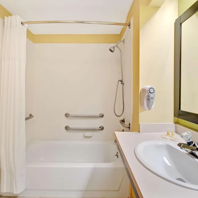 Room, King Bed, Bathtub, Accessible, Days Inn & Suites by Wyndham DeSoto 6/10