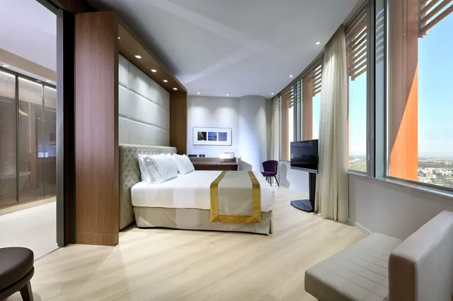 جناح عائلي بسرير مزدوج وسريرين منفصلين، Eurostars Torre Sevilla 2/8
