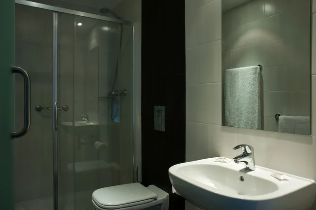 غرفة مفردة بسريرين منفصلين، Genesis Hotel 3/3