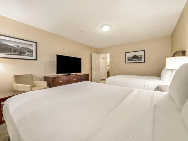 جناح بإطلالة على المسبح بغرفة نوم واحدة، HOLIDAY INN LETHBRIDGE 2/6