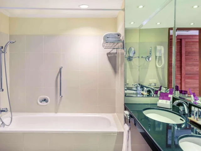 غرفة ديلوكس بسرير كوين، Mercure Jakarta Kota 3/3