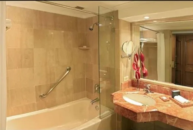 جناح جونيور بسرير كوين بمنطقة جلوس، InterContinental Cali 6/7