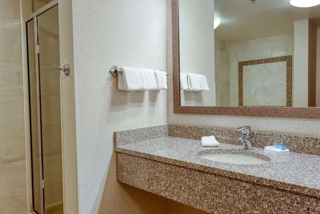 غرفة بسرير كينج بجاكوزي في طابق مرتفع، Drury Inn and Suites Northeast Indianpolis 4/6