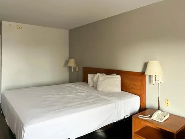 غرفة بسرير كينج للمدخنين لذوي الإعاقة، Motel6 Laurel, MS 1/10