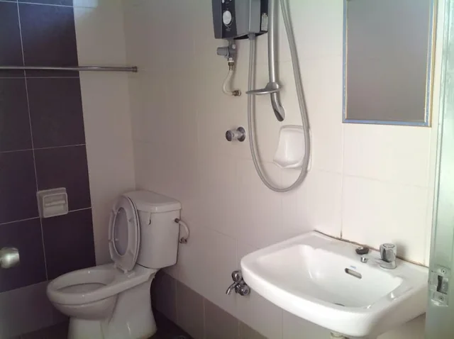 غرفة ثلاثية، Morning Glory Hotel 3/3
