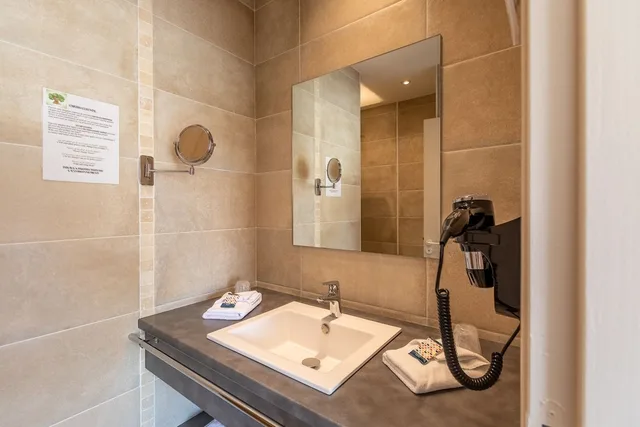 غرفة قياسية بسرير كوين بشرفة، HOTEL L OUSTAL 5/6