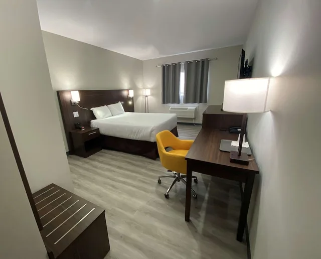 غرفة بسرير كوين لذوي الإعاقة، Econo Lodge Cochrane ON 2/3
