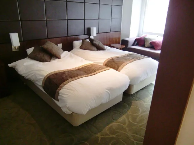 غرفة عصرية بسريرين منفصلين بأرضية تاتامي، Sounkyo Onsen Choyo Resort Hotel 2/2