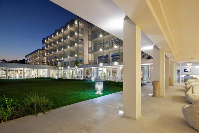 جناح جونيور بسرير مزدوج بإطلالة جزئية على البحر مع أريكة، Versilia Lido Una Esperienze 1/1