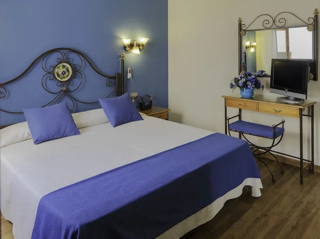 شقة بسريرين منفصلين بشرفة بغرفة نوم واحدة مع أريكة، Regency Torviscas Apartments And Suites 1/3