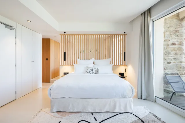 جناح سيغنتشر بسرير كينج بإطلالة على البحر بجاكوزي، Les Elmes Hotel Spa 2/4