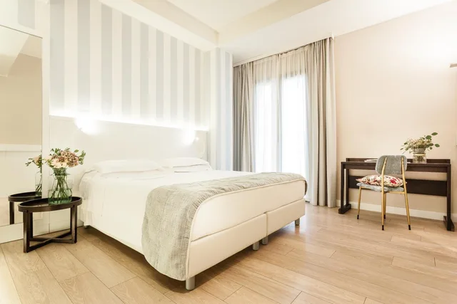 Superior, Queen Bed, Side Sea View، Villa Rosa Riviera 4/8