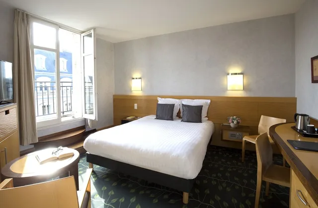 غرفة كومفورت بسرير كوين بإطلالة على المدينة، HOTEL DE NORMANDIE 1/4