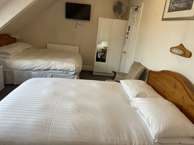 Suite, 1 Single and 2 Queen Beds، OYO Diamonds Inn 1/8