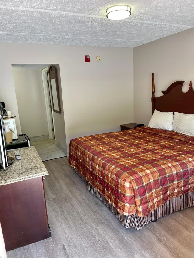 غرفة بسرير كينج، Smoky View Inn 1/8