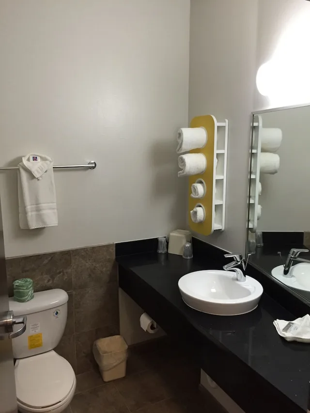 غرفة قياسية بسرير كوين بمطبخ صغير، Motel6 Weslaco, TX 7/9