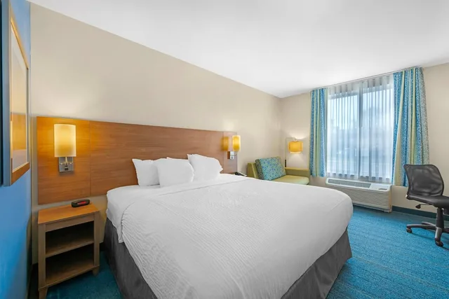 غرفة قياسية بسرير كينج مع أريكة، Sleep Inn & Suites Altoona North 1/5