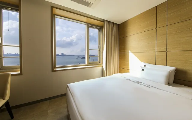 غرفة قياسية بسرير مزدوج وسرير فردي بإطلالة على البحر، Benikea The Bliss Hotel 2/4