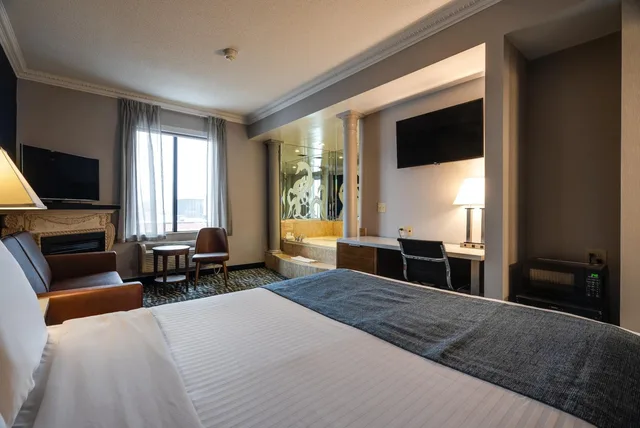 جناح ديلوكس بسرير كوين مع أريكة، Monte Carlo Inn Toronto West Suites 3/10