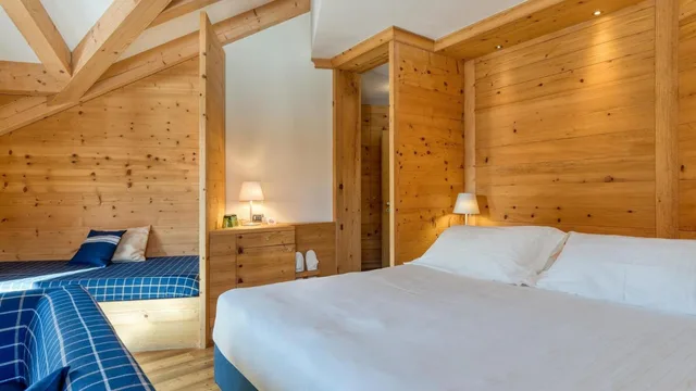 جناح جونيور، Hotel Maribel 3/10
