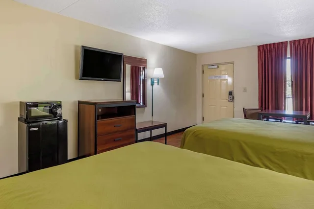 Standard, 2 Queen Beds, Econo Lodge Fayetteville, NC 2/3