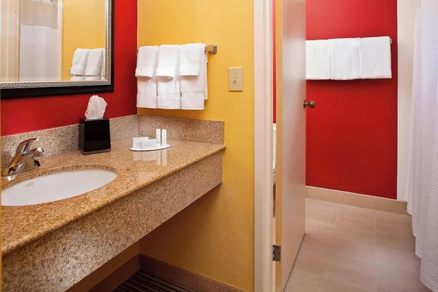 غرفة بسرير كينج بشرفة مع أريكة، Courtyard Orlando Airport 3/18