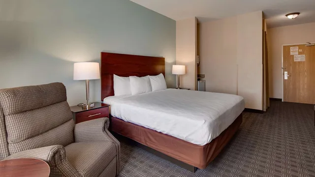 Room, King Bed, Best Western Plus Gateway Inn & Suites 4/9