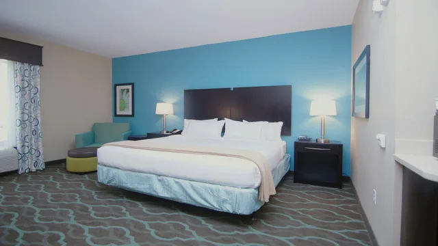 Leisure, King Bed، Holiday Inn Express Suites Cuero 2/6