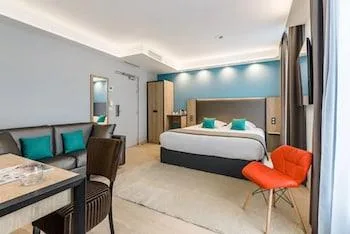 غرفة ديلوكس بسرير كينج مع أريكة، Grand Hotel Clichy 1/2