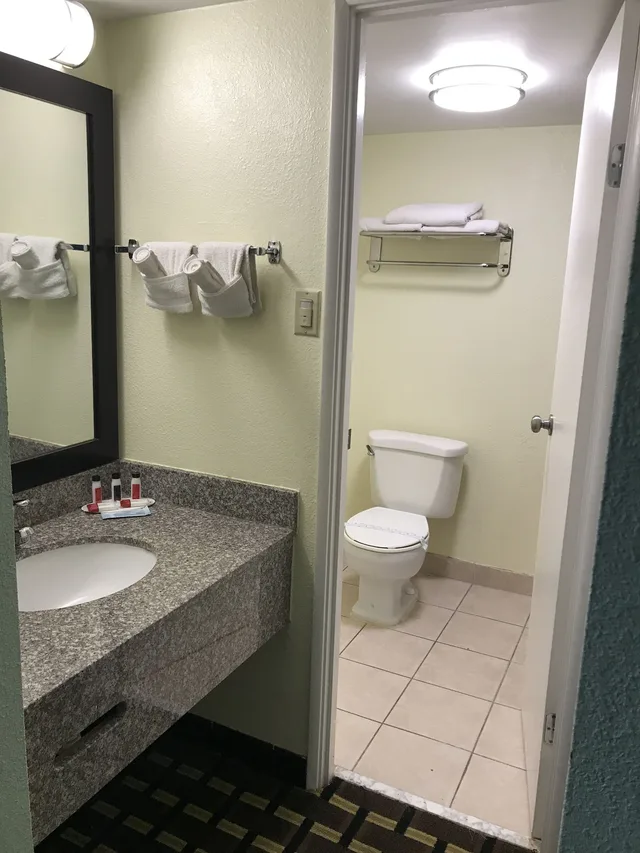 غرفة بسرير كينج، Hotel Fort Wright Cincinnati Area 4/6