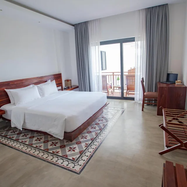 غرفة ديلوكس بسرير مزدوج بإطلالة على المسبح بشرفة، DACO Hotel 1/10