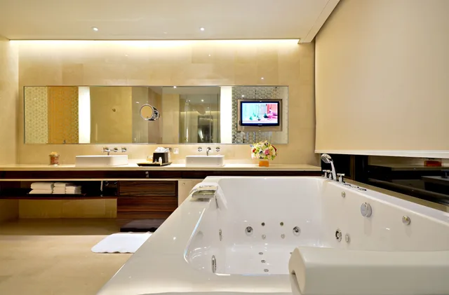 3 Bedrooms, Club, Suite, 3 Double Beds, Renaissance Bangkok Ratchaprasong Hotel 8/9
