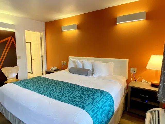 غرفة بسرير كينج، Howard Johnson By Wyndham Lake George 5/9