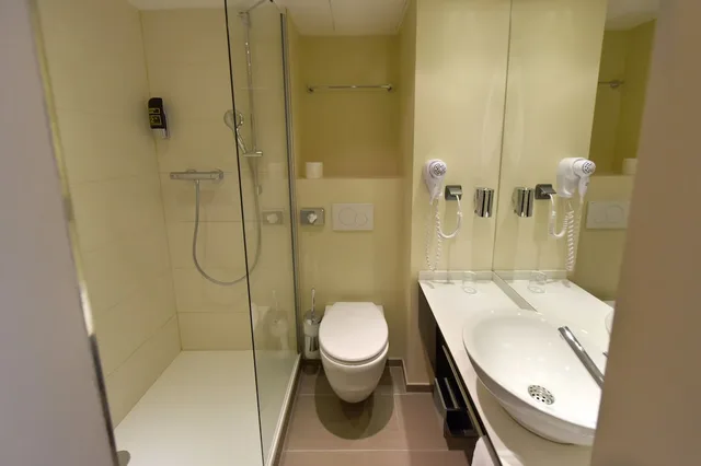 غرفة قياسية بسرير كينج بإطلالة على الفناء، Hotel am Karlstor 5/5