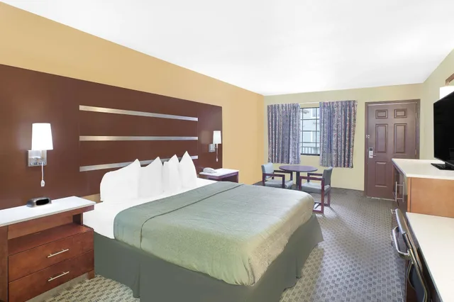 غرفة بسرير كينج، Days Inn by Wyndham Fayetteville 1/3
