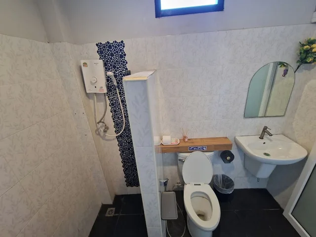 غرفة بسرير كوين بإطلالة على الحديقة بحمام خاص، Rim Khao Jungle Resort Koh Lanta 9/10