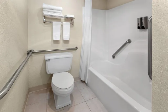 غرفة بسرير كينج لذوي الإعاقة، Days Inn by Wyndham Mackinaw City/Bridgeview Area 3/4