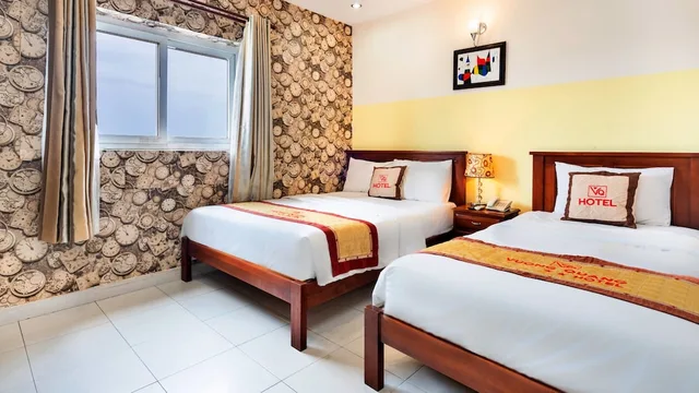 غرفة ديلوكس ثلاثية بسرير كوين وسرير فردي بإطلالة على المدينة، Vuong Quang Hotel 2/9