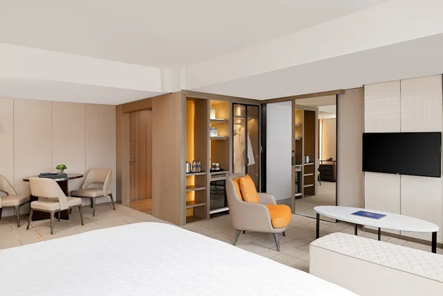 جناح بسرير كينج مع أريكة، Sheraton Universal Hotel 4/7