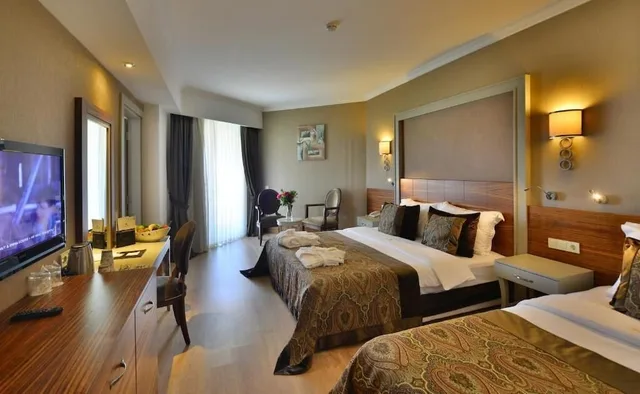 Standard, 1 Queen and 1 Single Bed, Pool View, SIDE CROWN SERENITY 4/8