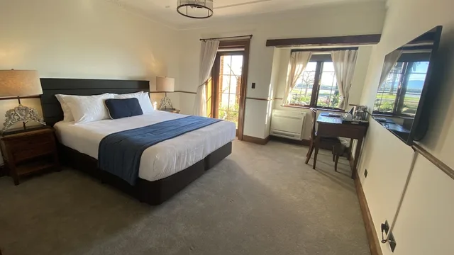 غرفة بسرير كينج بإطلالة على البحر، Grand Arden Monaco Nelson 1/3