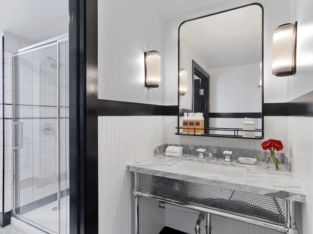 Mary, Suite, King Bed, Sofa، Hotel Revival Baltimore 2/2