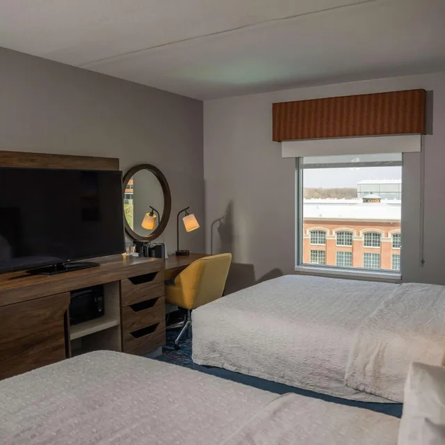 غرفة بسرير كوين بحوض استحمام لذوي الإعاقة، Hampton Inn & Suites Erie Bayfront 2/8