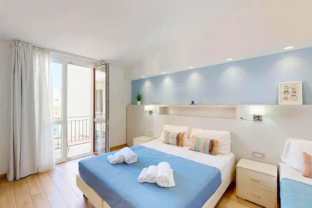 غرفة ديلوكس ثلاثية بسرير كينج وسرير فردي بشرفة، Perla Gaia Hotel 4/10