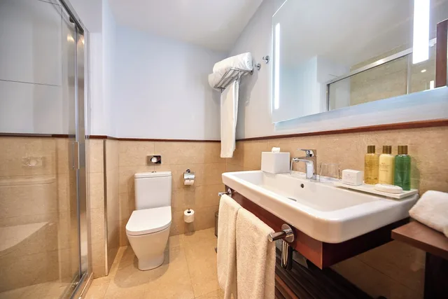 غرفة بسريرين منفصلين بشرفة، Secrets Mallorca Villamil Resort and Spa - Adults Only 5/6