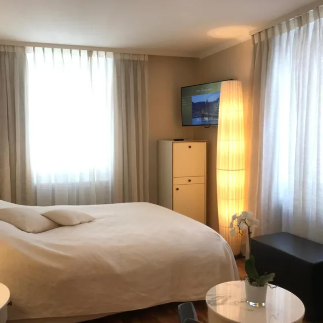 غرفة بسرير كوين، Hotel des Balances 1/7