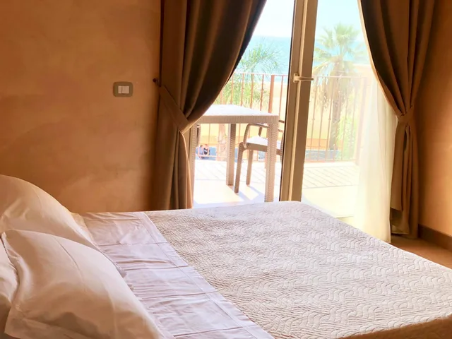 غرفة بسرير مزدوج بإطلالة على البحر، Hotel Riviera Palace 3/7